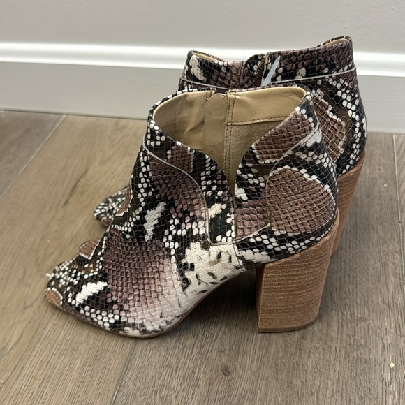 NEW! Vince Camuto Bronze Snake Print Fedrilla Open Toe Bootie - Size 7.5 - Picture 5 of 11